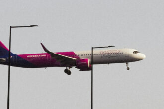 Літак авіакомпанії Wizz Air під час зльоту на фоні весняного неба