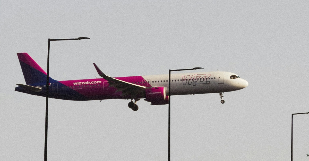 Літак авіакомпанії Wizz Air під час зльоту на фоні весняного неба