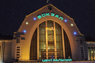 Нічне таксі в Києві: «Укрзалізниця» домовилася про знижки на поїздки з вокзалу в комендантську годину