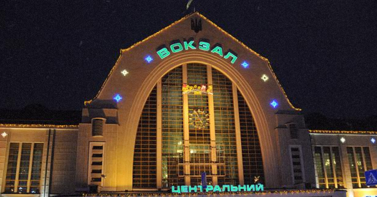 Автомобіль таксі з підсвічуванням на фоні будівлі Центрального залізничного вокзалу Києва вночі