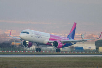 Літак Wizz Air на злітній смузі під час весняного заходу сонця