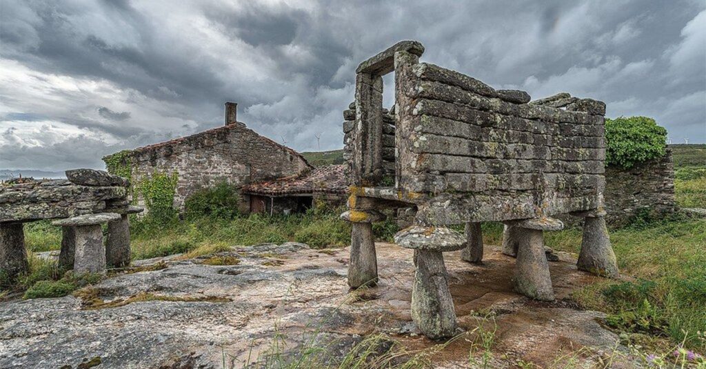 Покинуте кам'яне село Канделаго на скелястому березі океану в Іспанії
