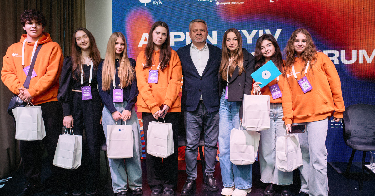 Учениці ліцею створили мапу Бородянки з QR-кодами та маршрутами про історію, окупацію та цікавинки міста. Плануйте свою подорож на dovkola.medi