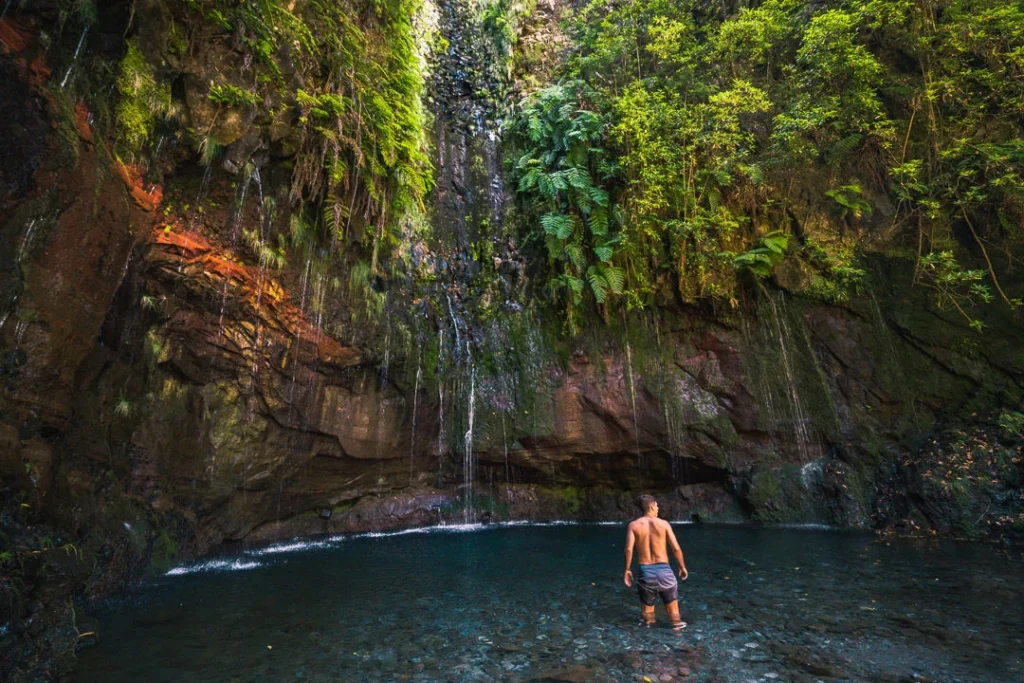 пішохідні маршрути по острову майдейра  Levada do Rabaçal та Levada das 25 Fontes