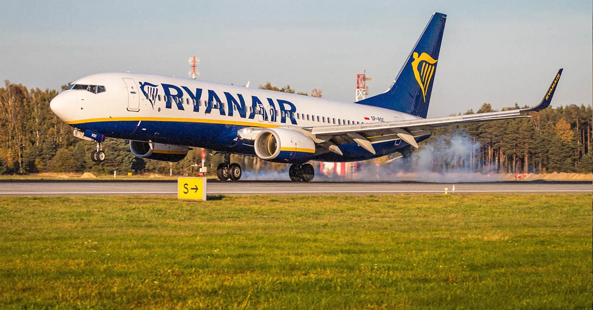 Літак Ryanair в аеропорту Любліна готується до рейсу на Сицилію