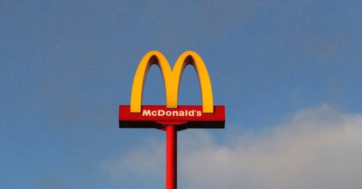 логотип McDonald’s на тлі синього неба