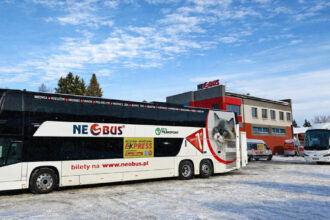 Яскравий автобус Neobus на автовокзалі в Перемишлі