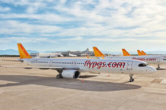 Літак Pegasus Airlines на тлі заходу сонця в аеропорту Стамбула