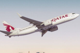 Літак Qatar Airways у небі над Європою