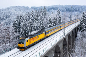 Фірмовий жовтий поїзд RegioJet