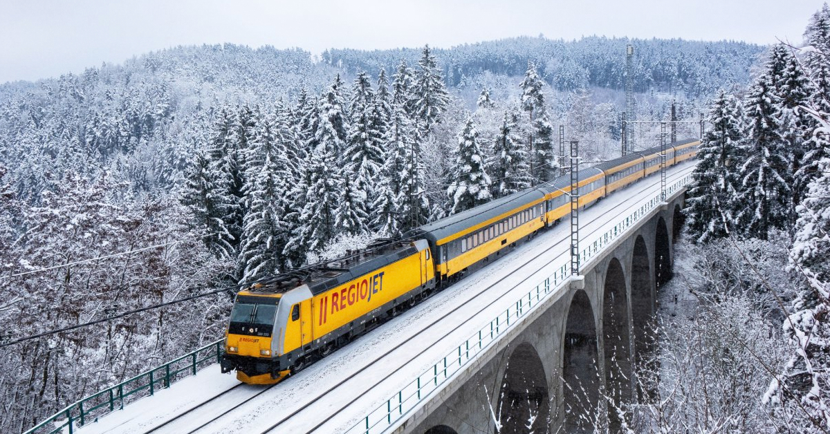 Фірмовий жовтий поїзд RegioJet