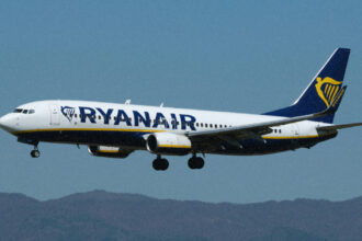 Літак Ryanair у вечірньому небі під час Flash Sale