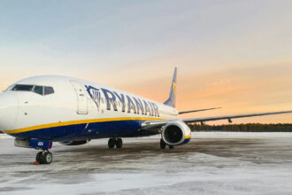 Літак Ryanair заходить на посадку на фоні весняного неба