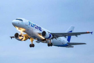 Літак авіакомпанії FLYONE в небі