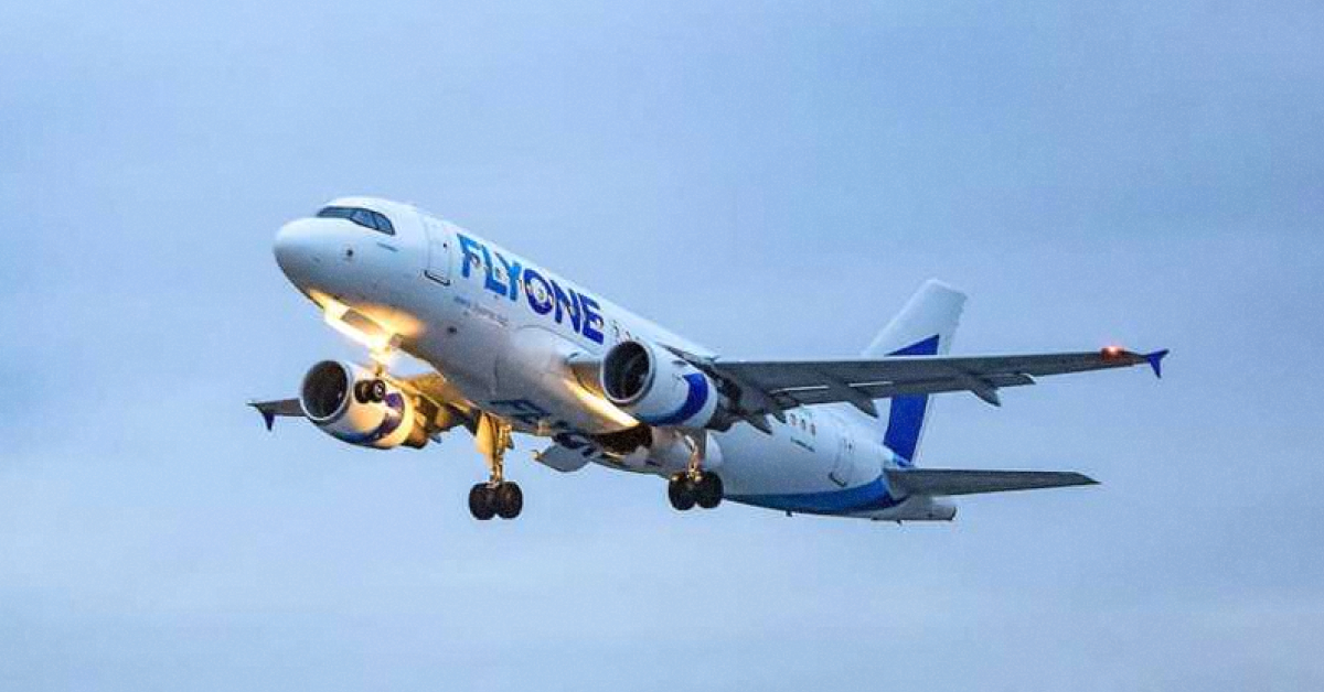 Літак авіакомпанії FLYONE в небі