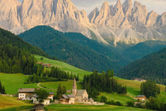 Церква Санта-Маддалена на тлі гірського масиву Одле в Доломітових Альпах