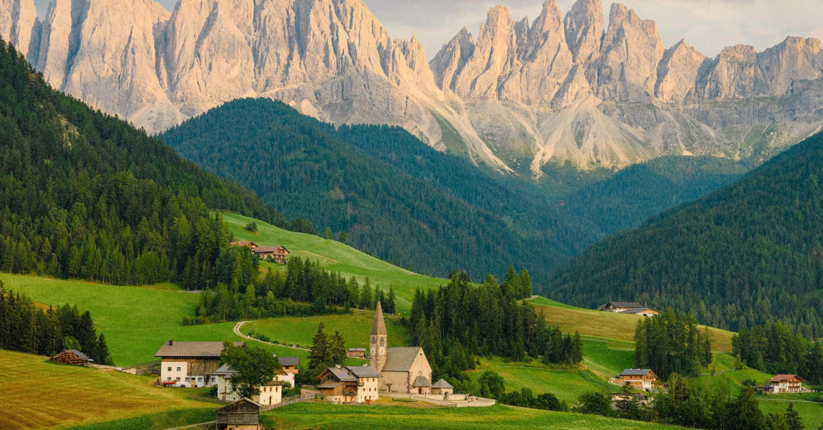 Церква Санта-Маддалена на тлі гірського масиву Одле в Доломітових Альпах