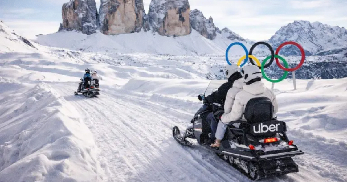 Снігохід Uber Snowmobile на тлі засніжених Трьох вершин Лаваредо