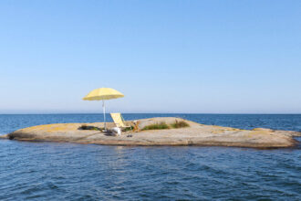 Мальовничий скелястий острів у Балтійському морі на заході сонця
