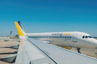 Літак авіакомпанії Vueling у небі над узбережжям Іспанії