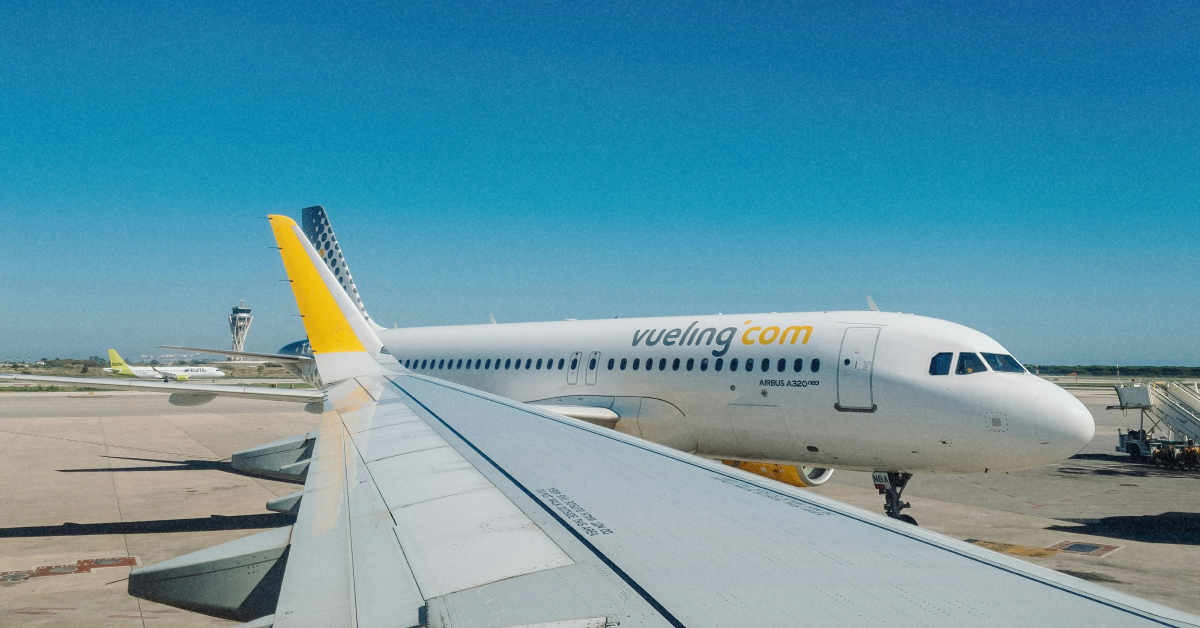 Літак авіакомпанії Vueling у небі над узбережжям Іспанії