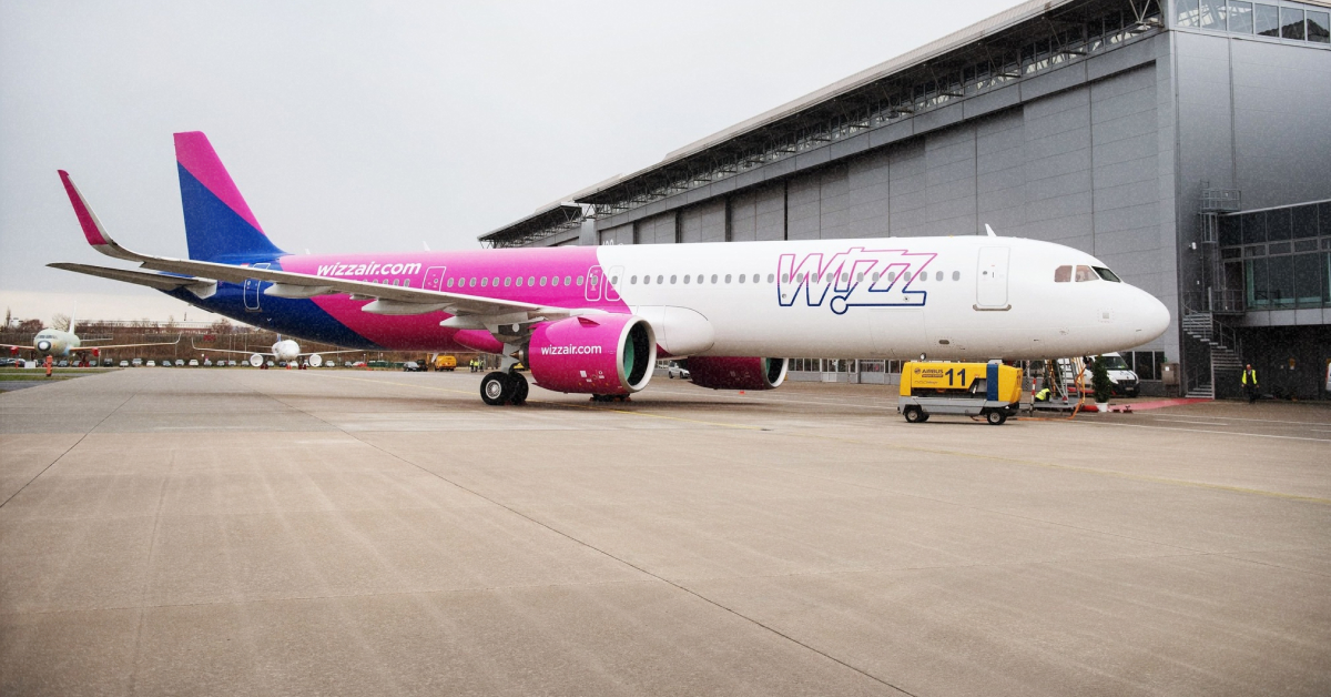 Літак Wizz Air на пероні аеропорту Модлін під час весняного рейсу