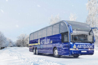 автобус автолюкс на засніженій дорозі