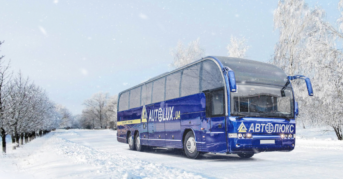 Сучасний автобус Автолюкс на міжнародній трасі у напрямку Польщі
