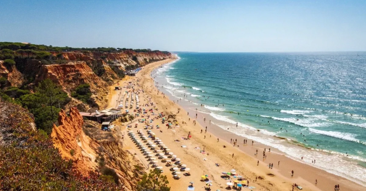 Мальовничий острів Isola Bella в Таорміні, Сицилія, на фоні блакитного моря