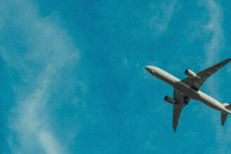 літак в весняному небі