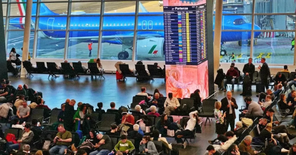 Черги пасажирів у терміналі аеропорту під час скасування рейсів через страйк