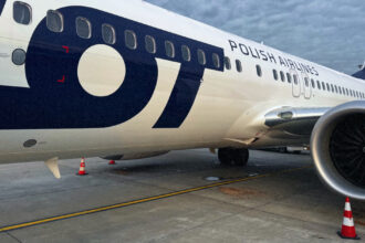 Літак LOT Polish Airlines готується до зльоту з аеропорту Варшави імені Шопена