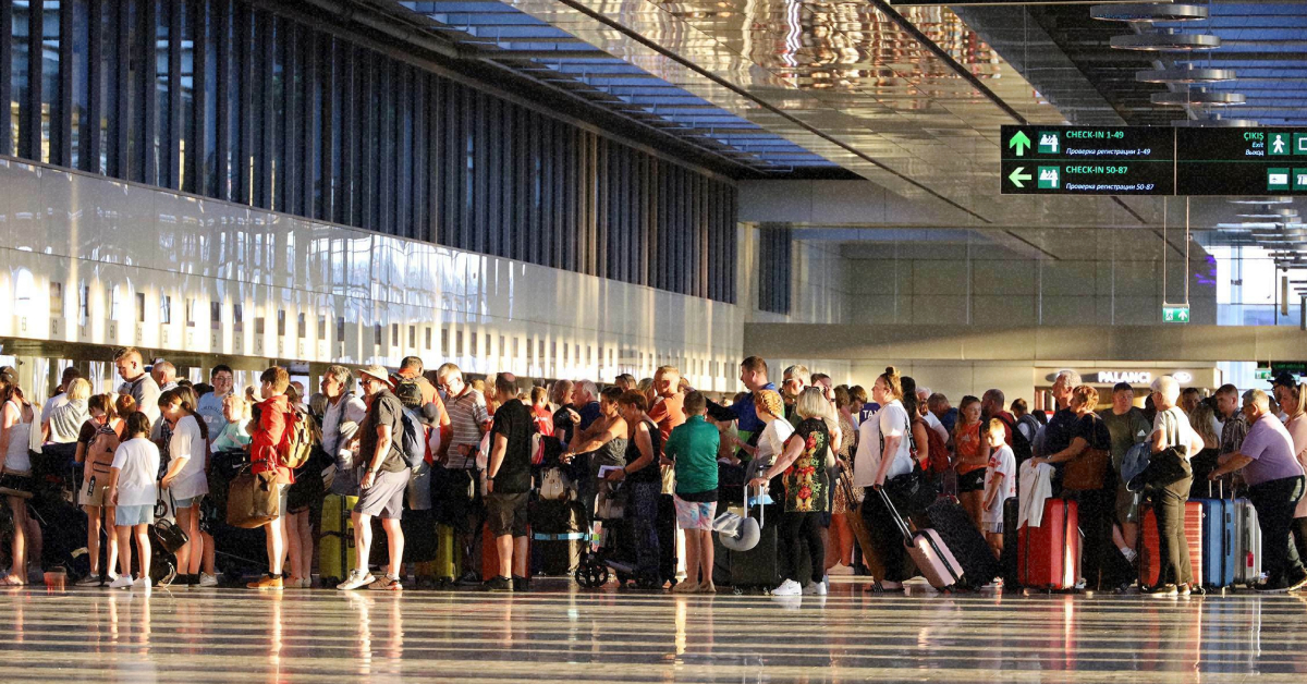 Спокійна черга на реєстрацію в аеропорту Мілана після скасування страйку