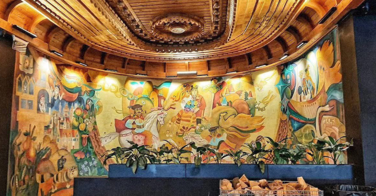 Оригінальні дерев'яні рельєфи та різьблена стеля у відновленому Молочному кафе Івано-Франківська