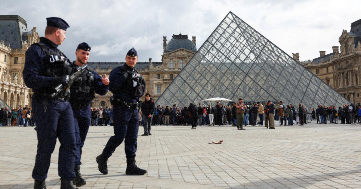 "Французька поліція проводить розслідування біля входу до музею