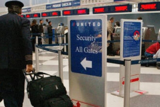 Канадієць роками літав безкоштовно, видаючи себе за пілота