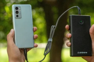 павербанк та телефон в руках мандрівника