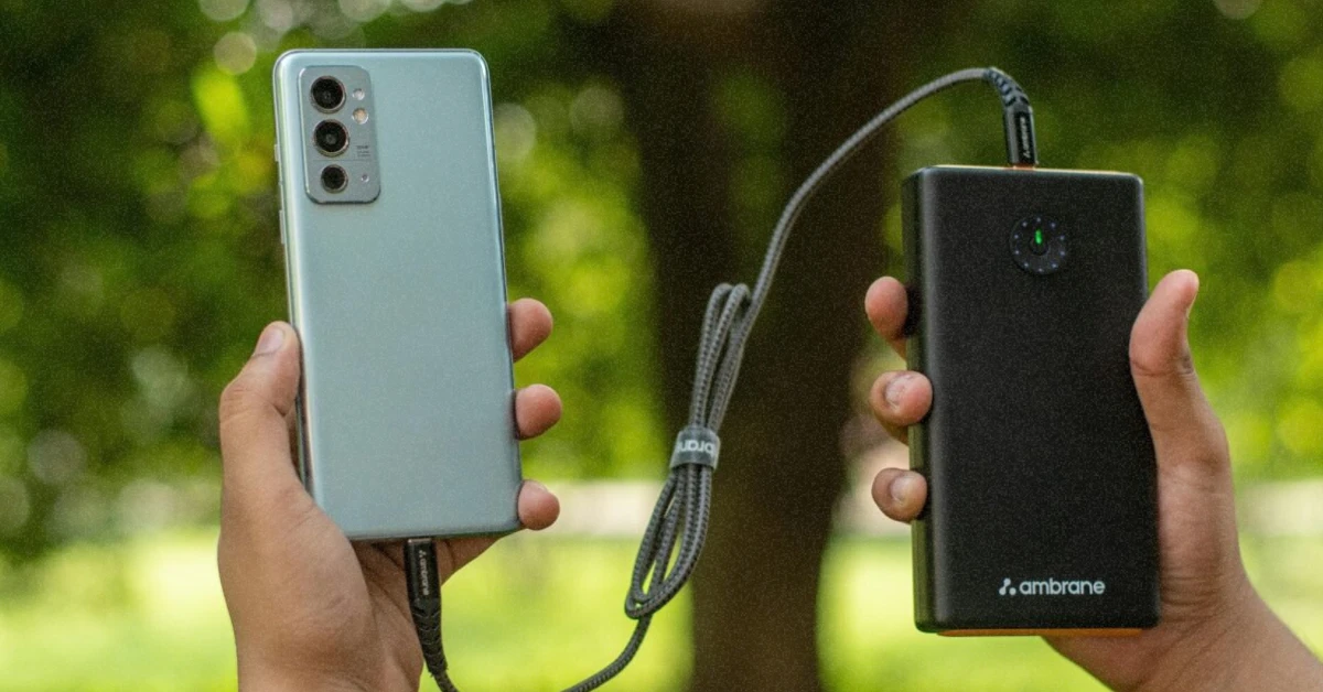 павербанк та телефон в руках мандрівника