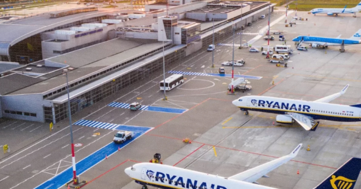 Літак Ryanair готується до зльоту з аеропорту Познань у сонячний день