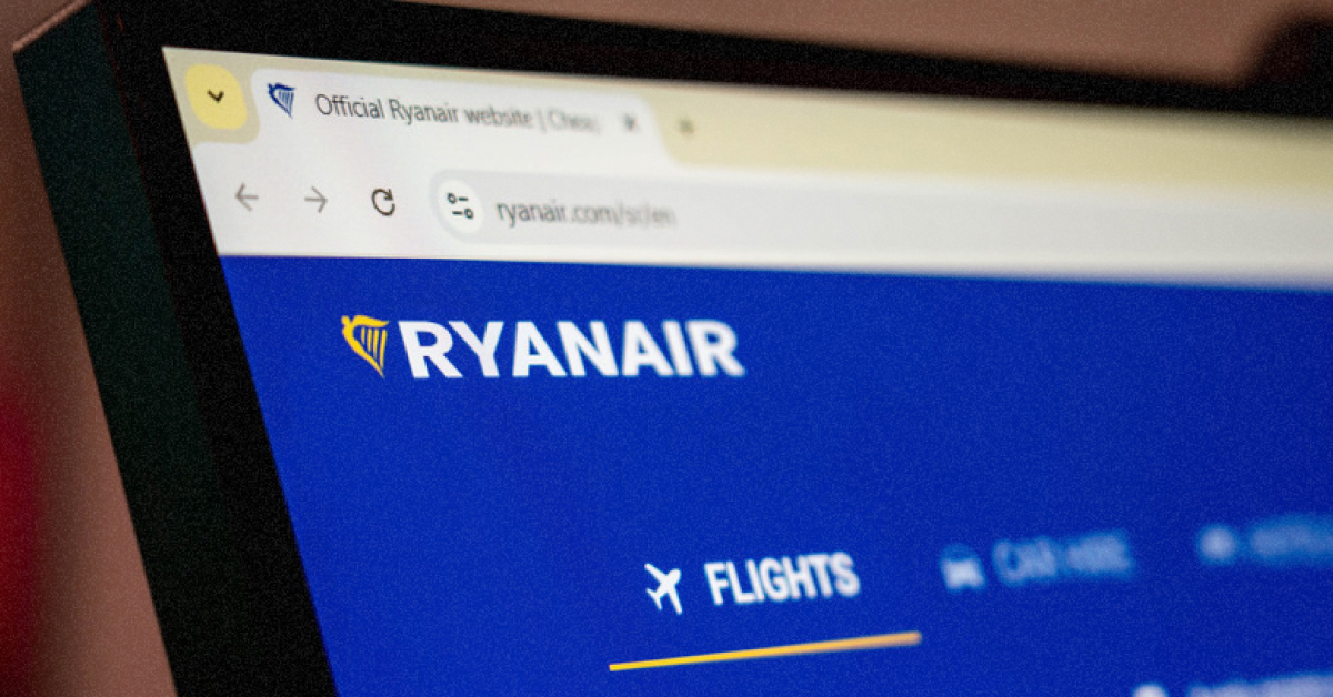 роцес вибору квитків у мобільному додатку Ryanair на екрані ноутбуку
