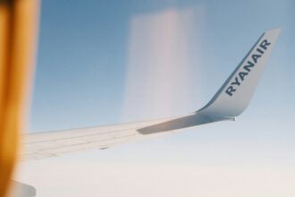 крило літака з логотипом лоукостера ryanair