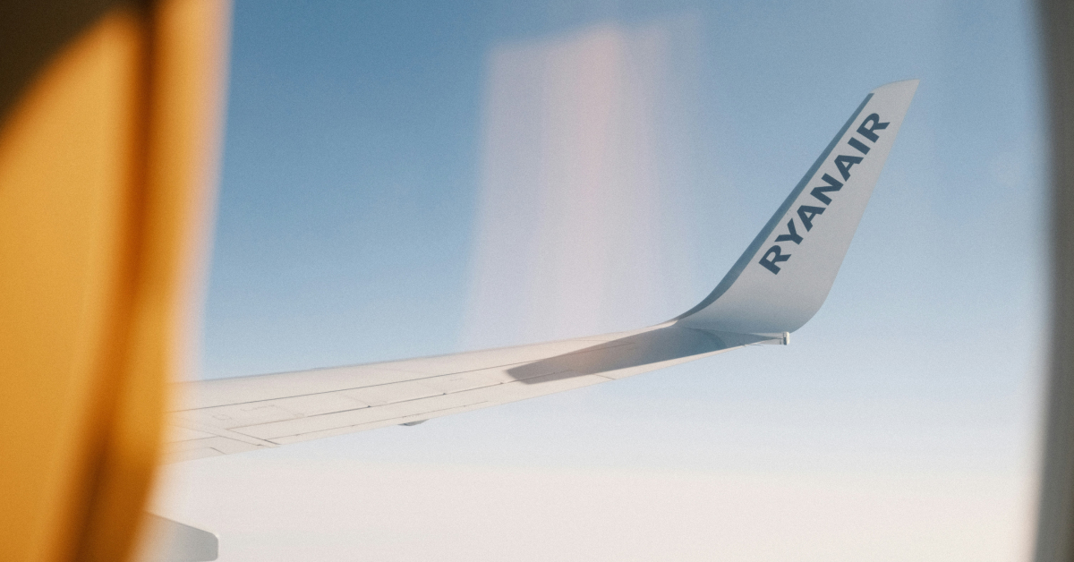 крило літака з логотипом лоукостера ryanair