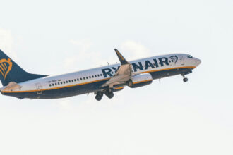 Літак Ryanair в небі у фірмовій ліверії