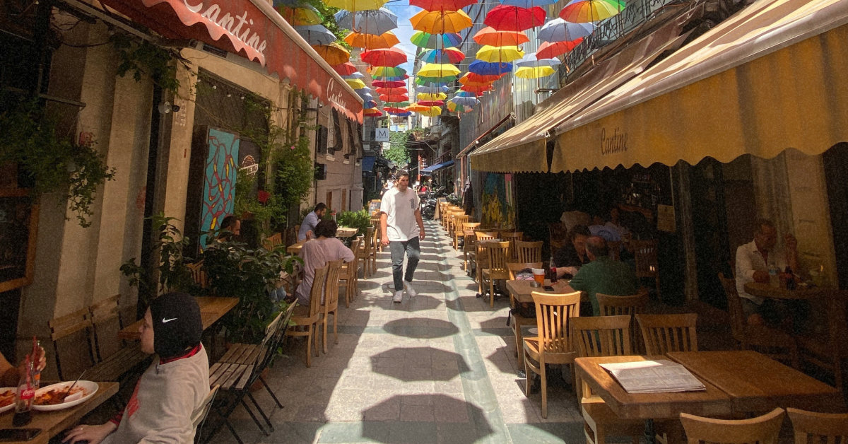 Турист переглядає меню в кафе в Анталії з фіксованими цінами