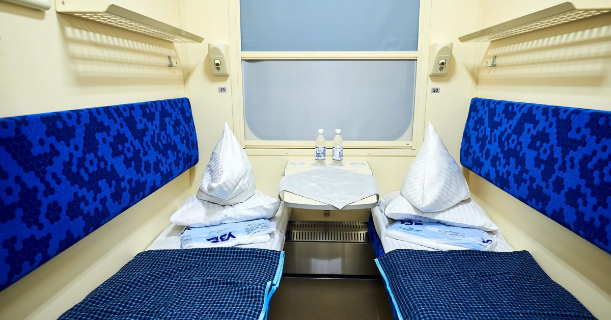 Інтер'єр вагона класу СВ (люкс) у міжнародному поїзді