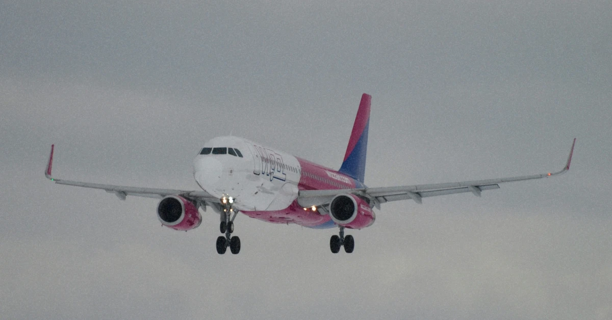 Літак Wizz Air на фоні весняного неба