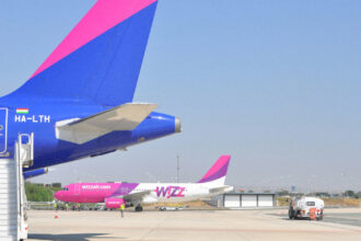 Літак Wizz Air рожевого кольору чекає на посадку пасажирів