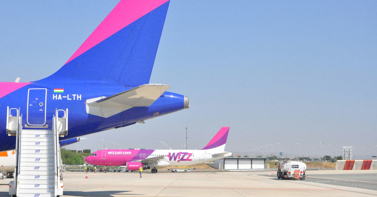 Літак Wizz Air рожевого кольору чекає на посадку пасажирів