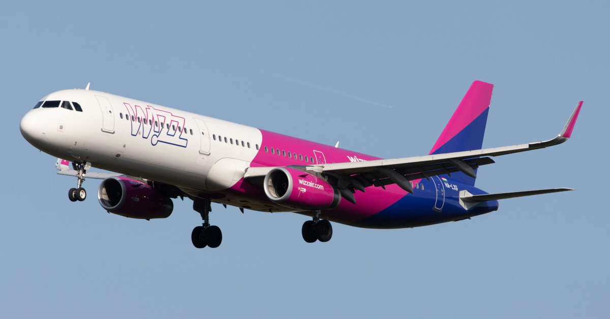 Літак Wizz Air готується до чартерного рейсу в аеропорту Катовіце