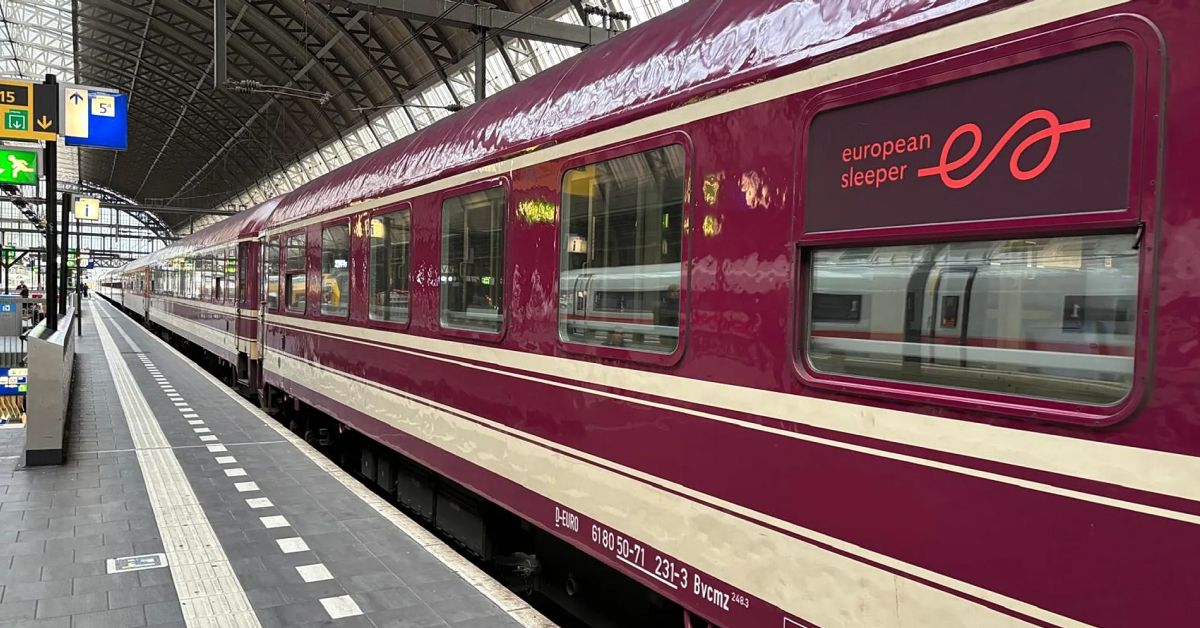 Сучасний нічний поїзд European Sleeper на платформі вокзалу в Парижі